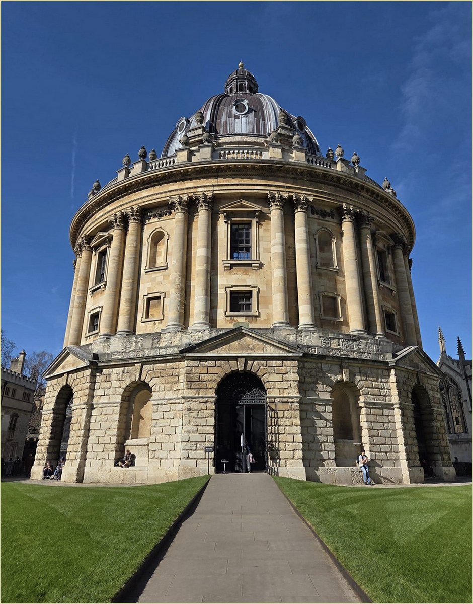 Radcliffe Camera by Linda Crook Radcliffe Camera