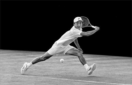 19 Full Stretch at the Baseline