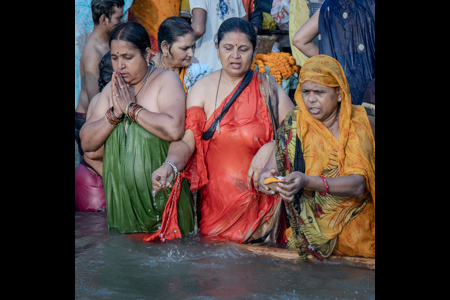 Sisters Pray Together