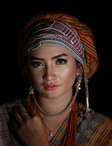 Louise Berpakaian Sumba