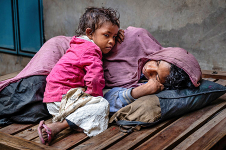 Verslaafde Vrouw Met Kind In Bangladesh
