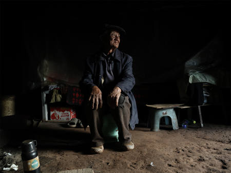 Yi Elder In His House