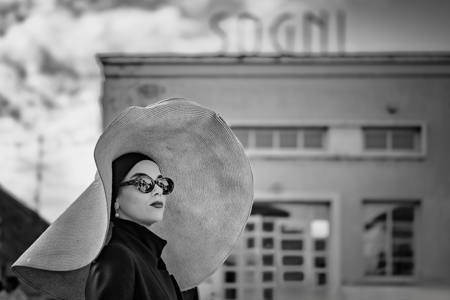 DAMA DAL LARGHISSIMO CAPPELLO