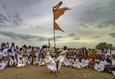 Fugdi Dance Holding Flag 4847