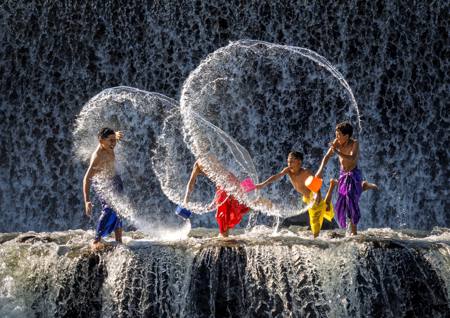 Afternoon Fun At The Weir